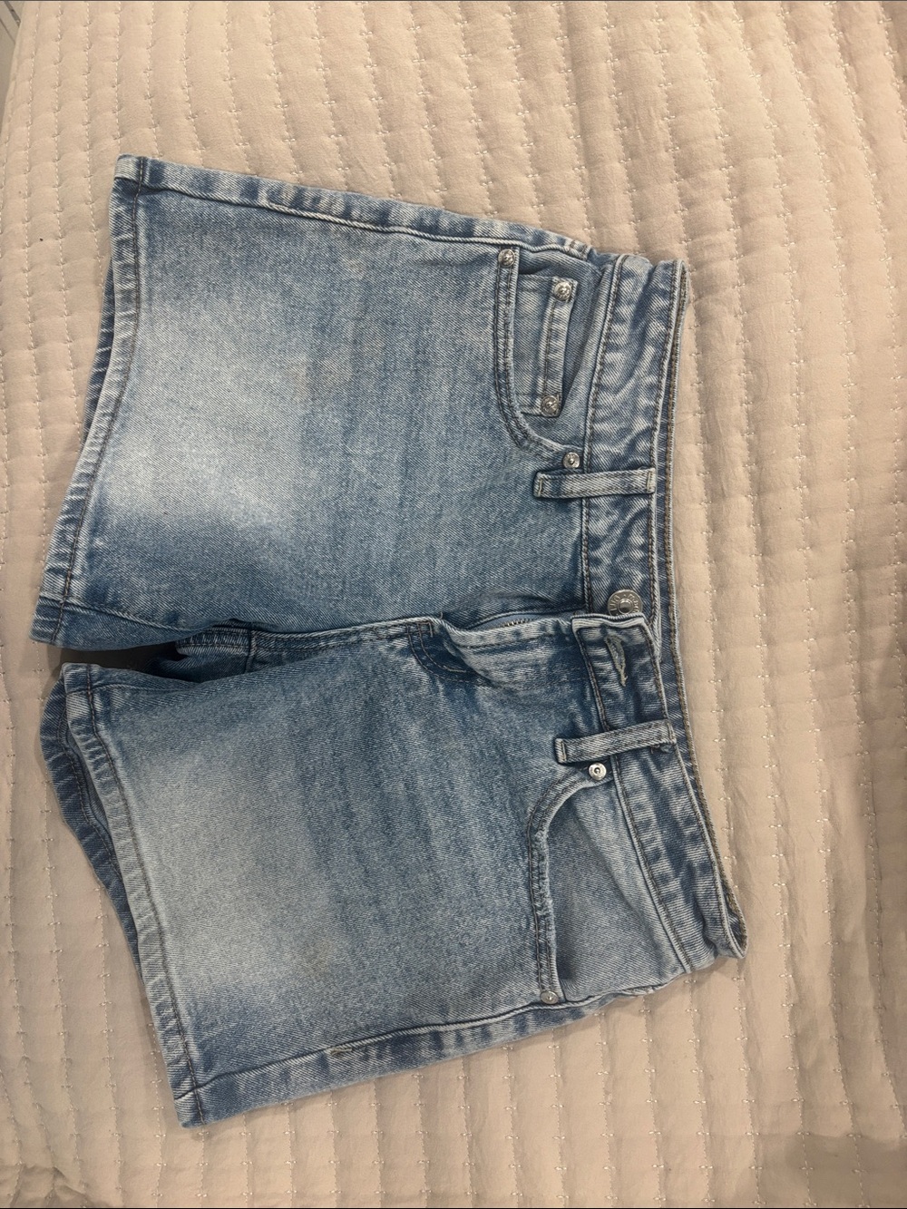 Light Wash Women’s Denim Shorts - Classic mid/lowrise